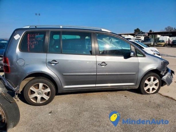 volkswagen-touran-highline-20-tdi-140-big-3