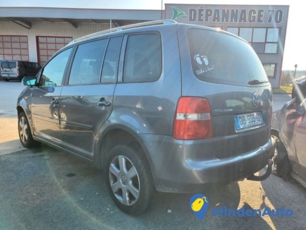 volkswagen-touran-highline-20-tdi-140-big-2