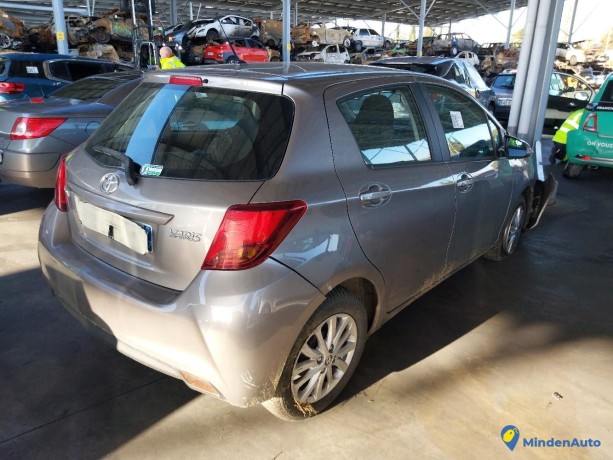 toyota-yaris-iii-2-13-vvti-dynamic-essence-big-1