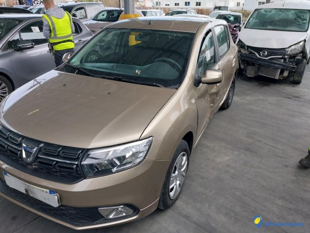 dacia-sandero-ii-10-sce-75-city-essence-big-2