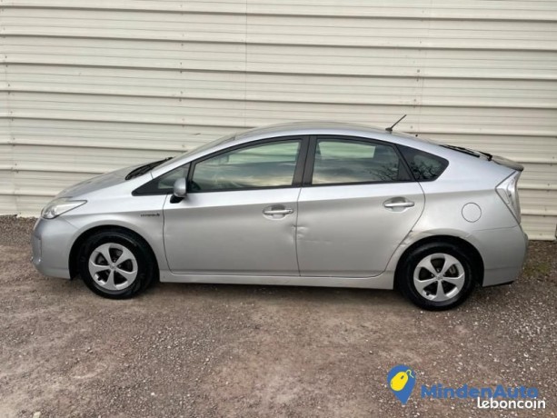 toyota-prius-136h-lounge-15-big-3