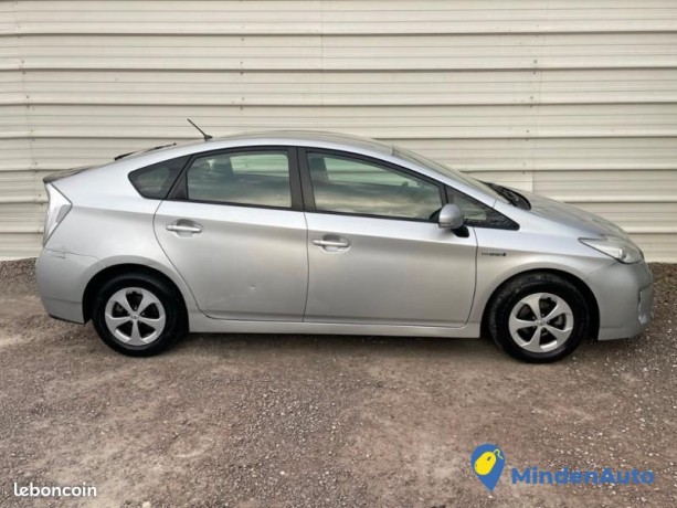 toyota-prius-136h-lounge-15-big-2