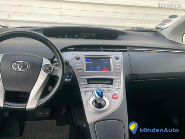 toyota-prius-136h-lounge-15-big-4