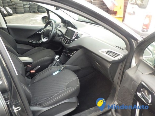 peugeot-208-12-allure-puretech-82-big-4