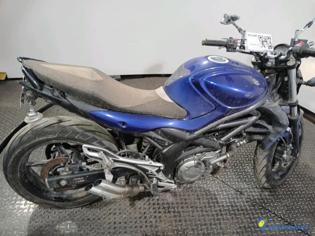 suzuki-sfv650-gladius-essence-big-1