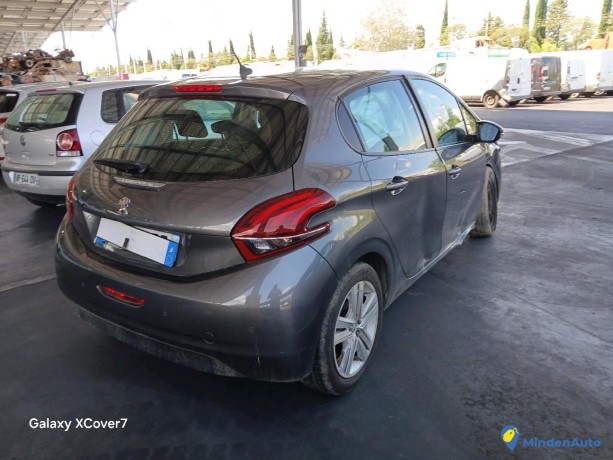 peugeot-208-12-puretech-82-signature-essence-big-3