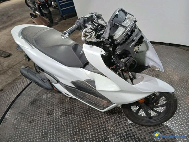 honda-pcx-125-essence-big-1