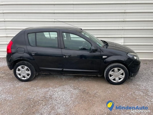 dacia-sandero-15-dci-75ch-fap-eco2-black-line-big-2