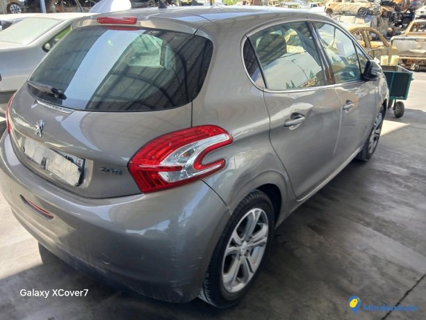 peugeot-208-12-puretech-82-allure-essence-big-3