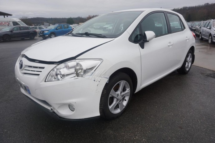 toyota-auris-1-big-16