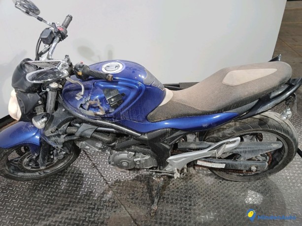 suzuki-sfv650-gladius-essence-big-0