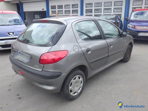 peugeot-206-11i-big-3