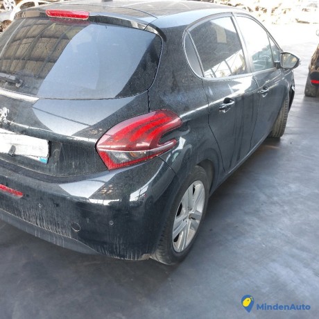 peugeot-208-12i-82-style-essence-big-3