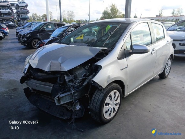 toyota-yaris-iii-15-hybride-100h-essence-electrique-non-rechargeable-big-2