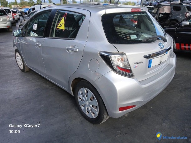 toyota-yaris-iii-15-hybride-100h-essence-electrique-non-rechargeable-big-0