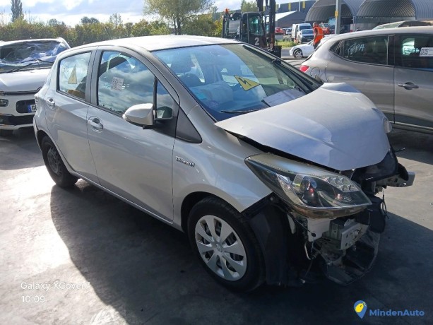 toyota-yaris-iii-15-hybride-100h-essence-electrique-non-rechargeable-big-3