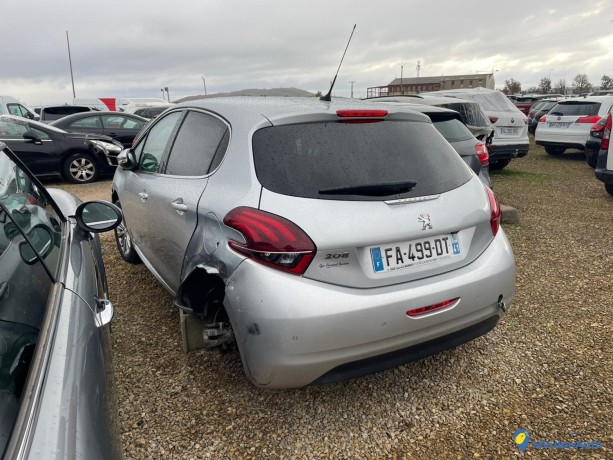 peugeot-208-12i-puretech-110-big-3