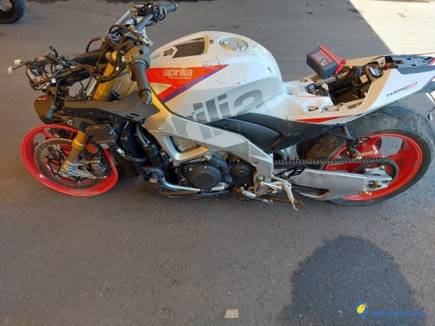 aprilia-tuono-v4-essence-big-0