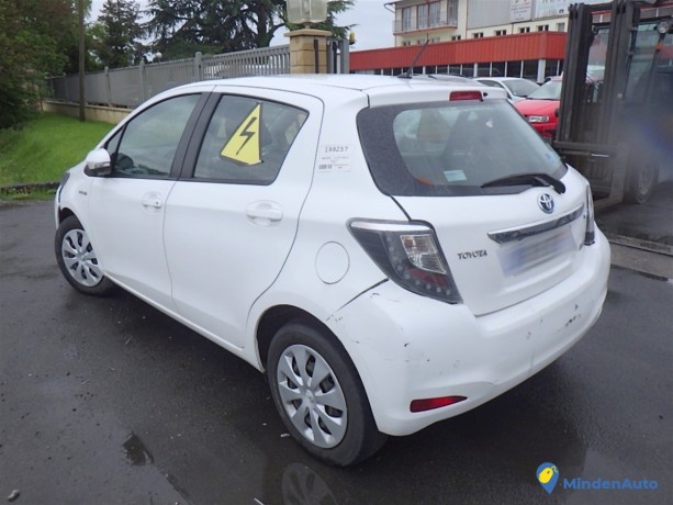 toyota-yaris-iii-15-100ch-hybrid-big-1