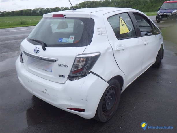 toyota-yaris-iii-15-100ch-hybrid-big-3