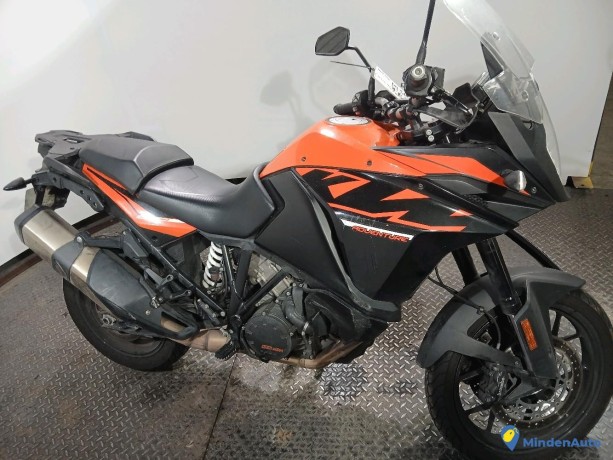 ktm-1090-adventure-essence-big-1