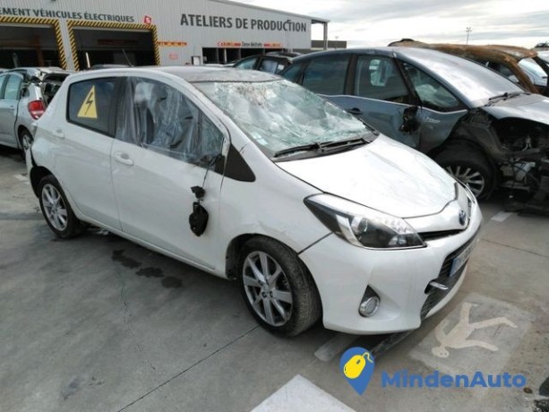 toyota-yaris-hybrid-big-2