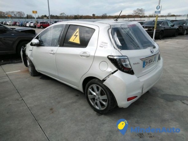 toyota-yaris-hybrid-big-1