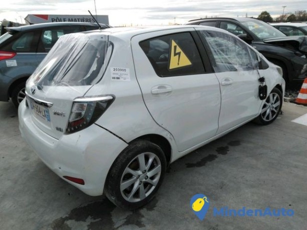 toyota-yaris-hybrid-big-3