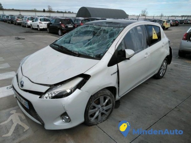 toyota-yaris-hybrid-big-0